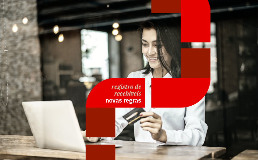 Imagem mostra mulher mexendo no computador com o cartão de crédito na mão e sorrindo e texto dentro de grafismos: registro de recebíveis novas regras.
