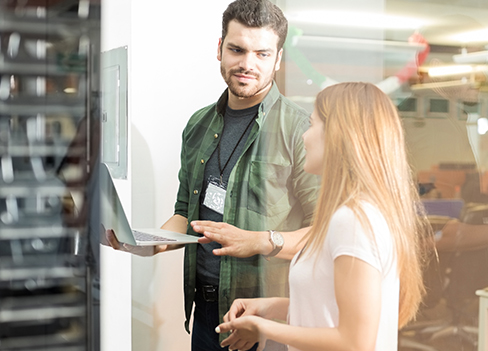Colocation e Hosting – Jovem com computador analisando infraestrutura de TI