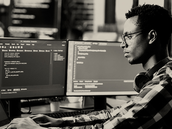 Jovem programador analisando ambiente de TI