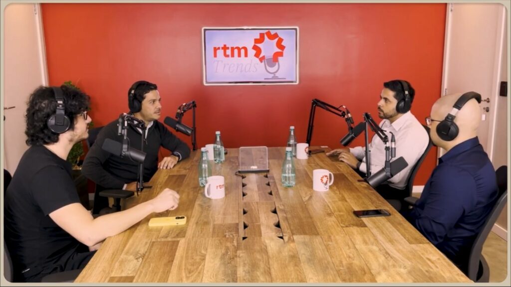 Luiz Henrique Carvalho, gerente executivo de Distribuição de Produtos de Investimento e Previdência da ANBIMA, Alan Mareines, CEO da Lina Infratech, Aloísio Mota, head de Negócios da RTM, conversam sobre Open Investment no estúdio onde foi gravado episódio do RTM Trends, com a moderação de Marco Romanciuc, analista de Negócios da RTM.