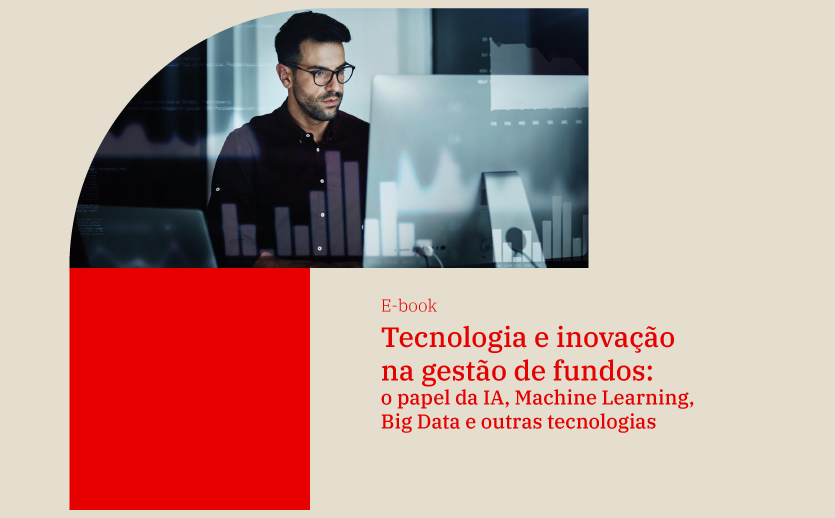 Homem branco jovem de óculos trabalha em um computador de tela plana. A imagem ilustra a capa do e-book sobte tecnologia e inovação na gestão de fundos da RTM.
