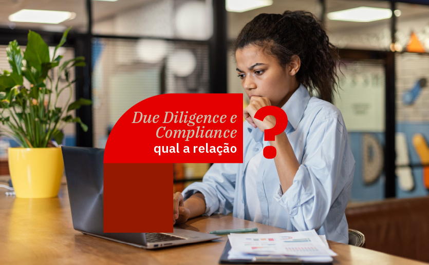 Mulher negra de camisa azul claro está sentada em uma mesa de madeira. Ela olha para o notebook com a mão na boca aparentando estar pensativa. Em destaque vermelho no centro há a pergunta: Due diligence e compliance, qual a relação?