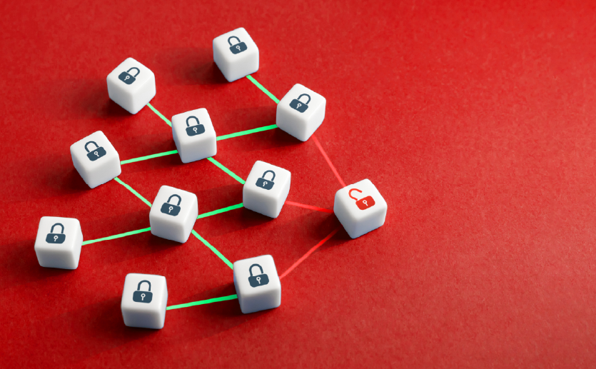 Imagem para ilustrar blog post sobre Secure by Design - dados com cadeados fechados ligados e um dado com cadeado aberto se ligando, mas com o fio vermelho como se tivesse sendo interrompido pelo cadeado fio vermelho