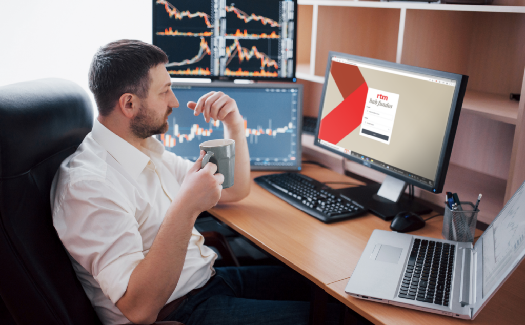 Imagem de um trader com a tela inicial do hub fundos aberta em seu computador